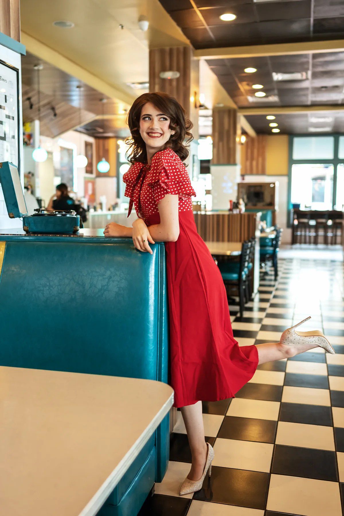 1950s-themed senior picture with a record player in a retro diner