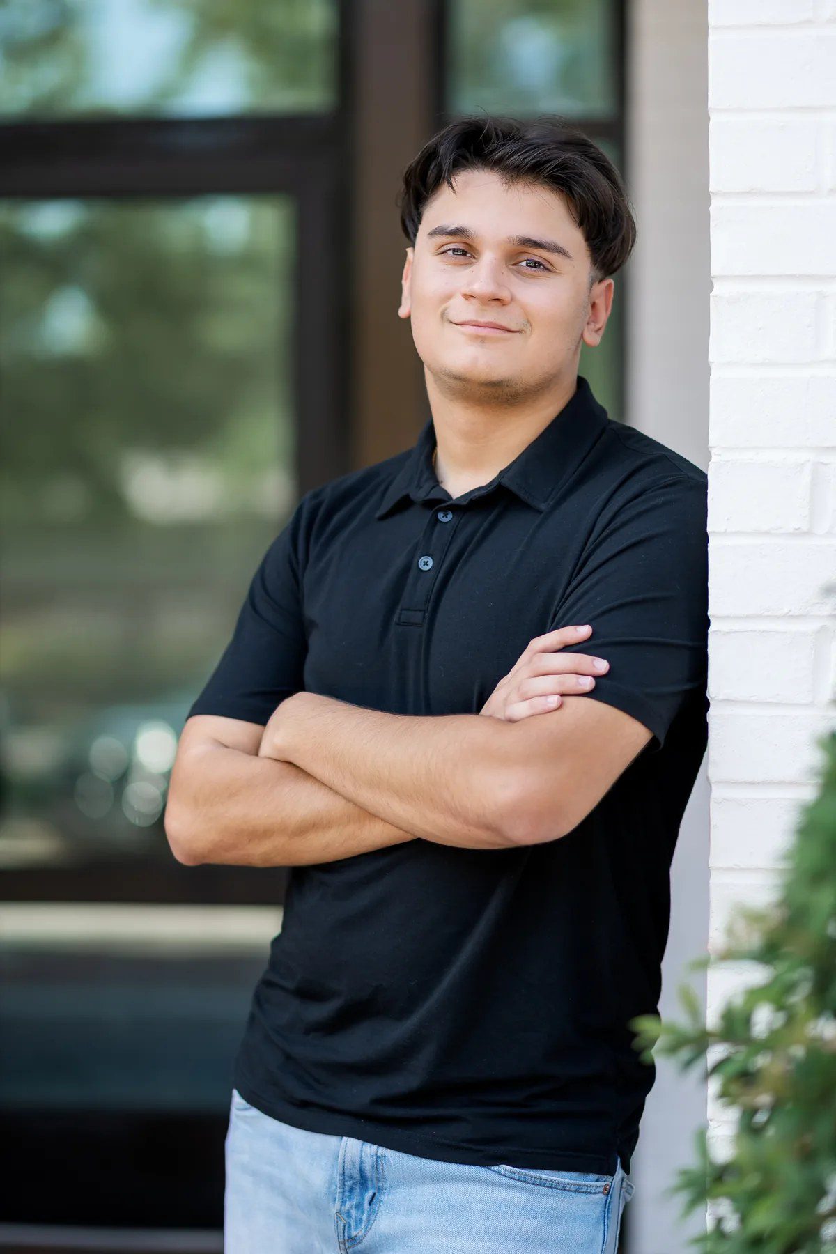 Black shirt senior picture in Downtown Winter Garden